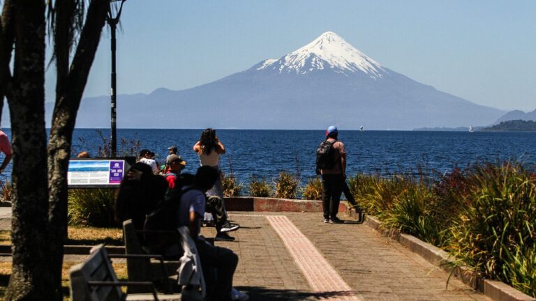 Más de 2 millones de turistas extranjeros visitaron Chile durante la temporada de verano: Argentinos encabezan la lista