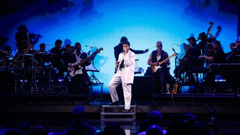 Un cierre sinfónico para Viña 2025: Sebastián Yatra sorprendió con más de 50 músicos sobre el escenario en show final del festival