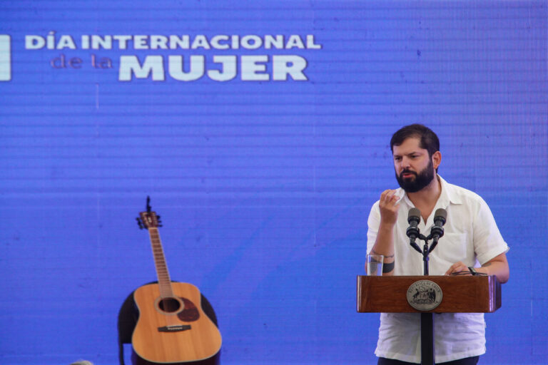 “Pienso en la libertad con la que va a crecer gracias a las luchas de muchas mujeres”: Boric sobre su futura hija en el marco del 8M