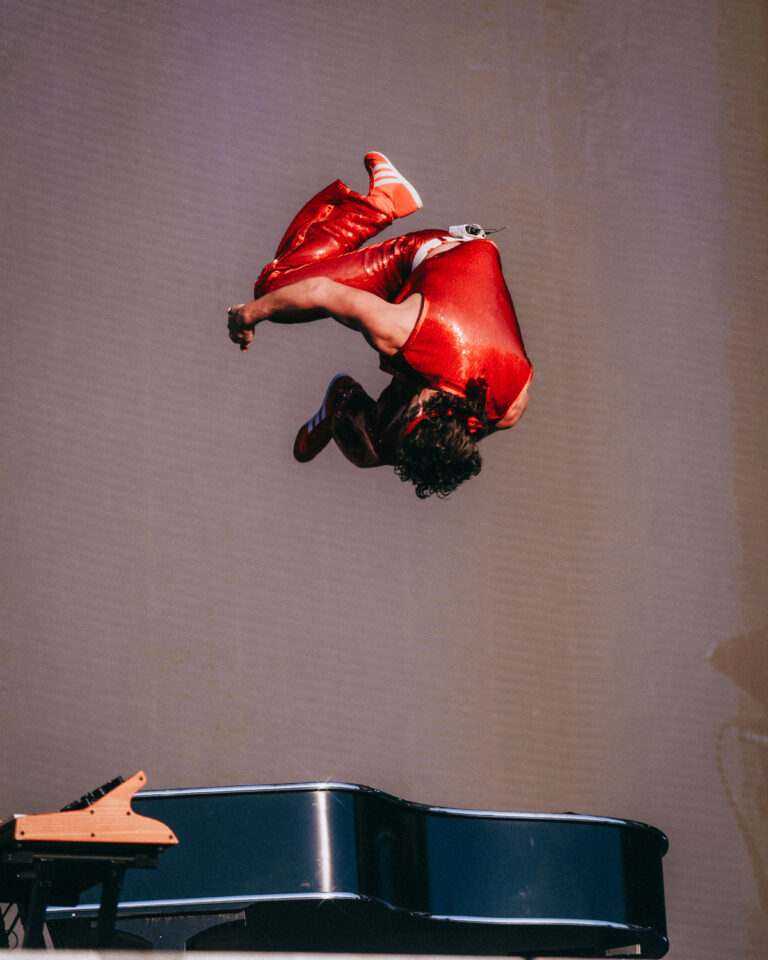 “Mijito rico”: Benson Boone derrite al público del Lollapalooza 2025 con piruetas dignas del Cirque du Soleil