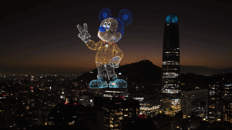 Mickey Mouse cobra vida en el cielo de Santiago con un espectáculo de drones virtuales