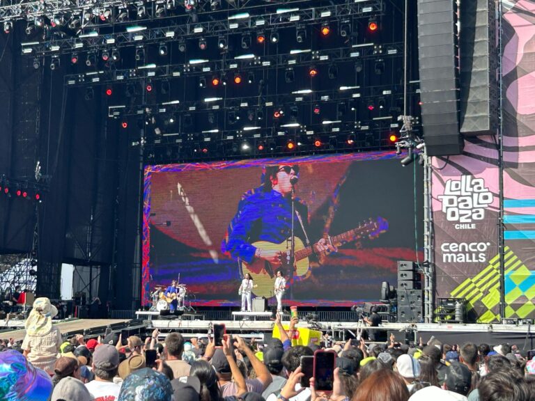 “Como siempre en Latinoamérica vamos a dividir entre derecha e izquierda”: Lasso se arriesga con arriesgados chistes políticos en el Lolla 2025