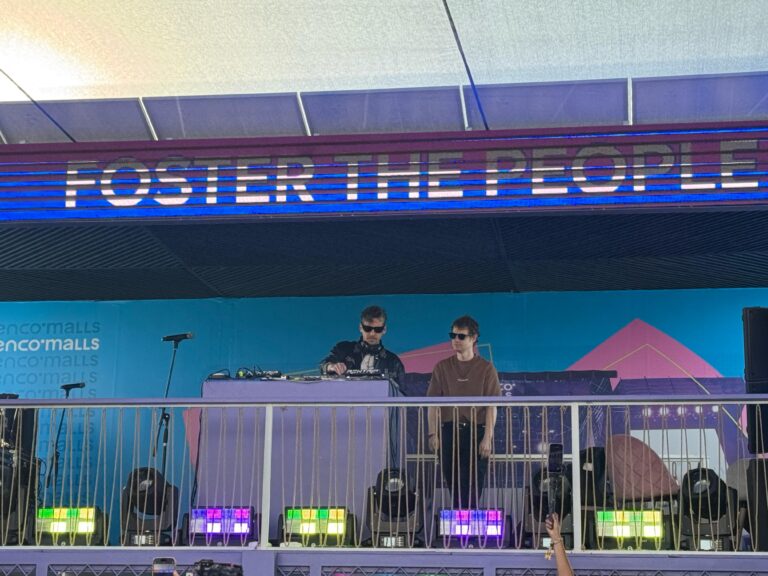 Foster The People sorprende con DJ set en el Lolla Lounge