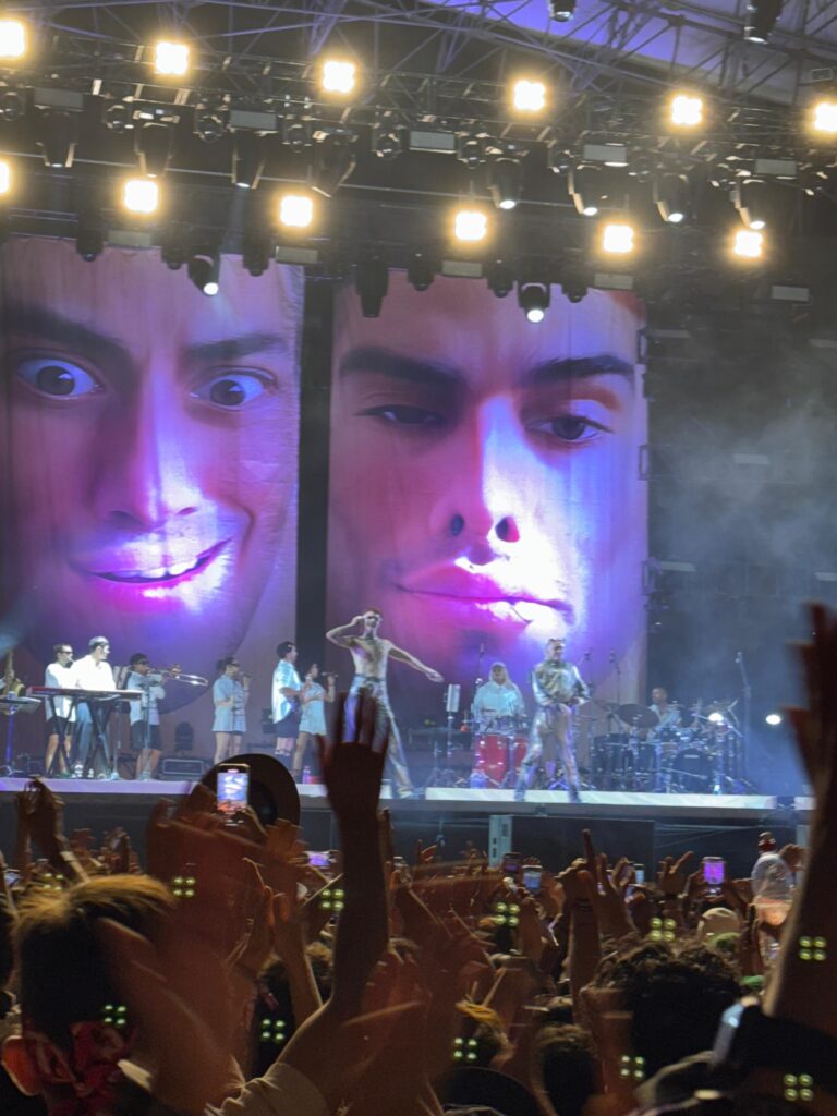 Les quedó chico el escenario: Ca7riel y Paco Amoroso hicieron estallar al público del Lolla Chile 2025