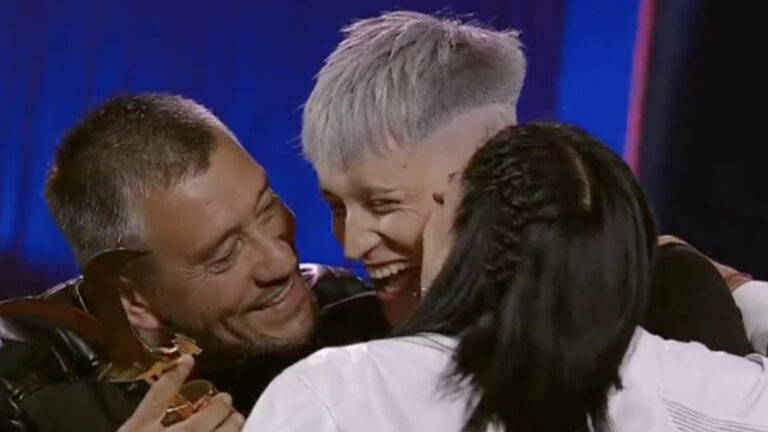 Los papás de Kid Voodoo se suben a entregarle la Gaviota de Oro en Viña 2025