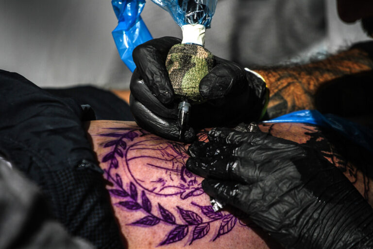 Chilenos están dispuestos a pagar hasta medio millón de pesos por tatuajes: Estudio hace radiografía del mercado de la tinta en el país