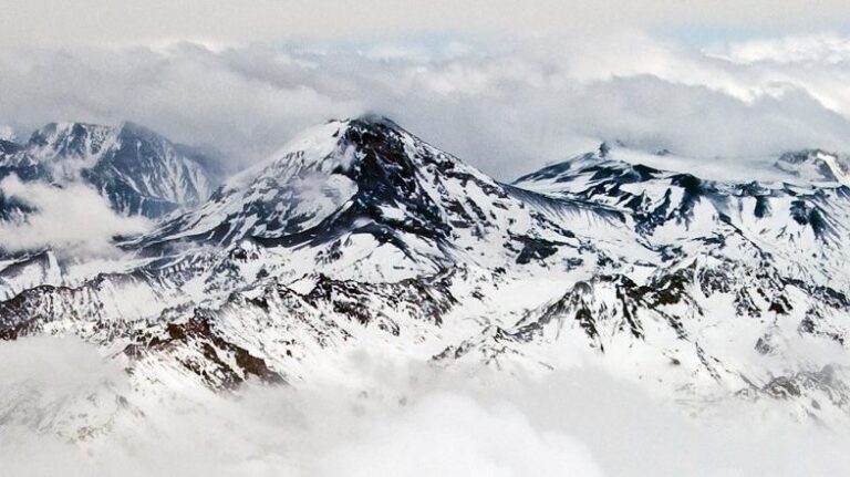 Actividad del Volcán Tupungatito: Experto detalla peligros asociados al macizo metropolitano