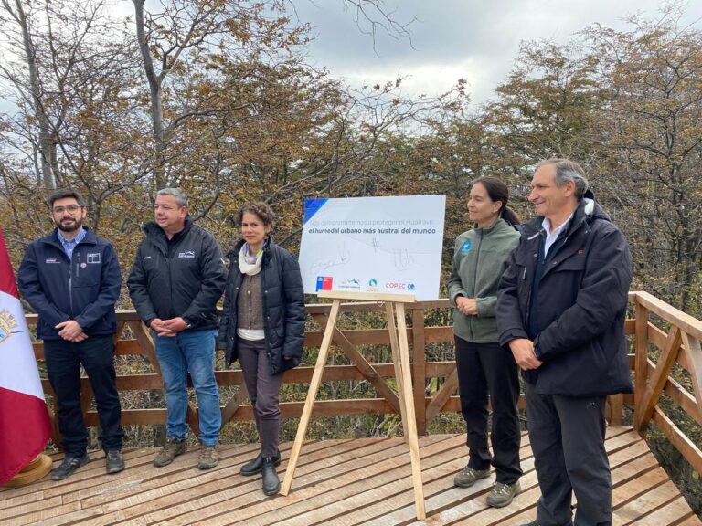 Firman convenio para proteger el humedal más austral del mundo