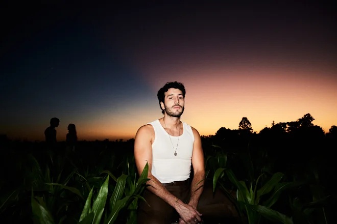 Sebastián Yatra emociona con “La Pelirroja”, su nuevo sencillo cargado de nostalgia y pasión