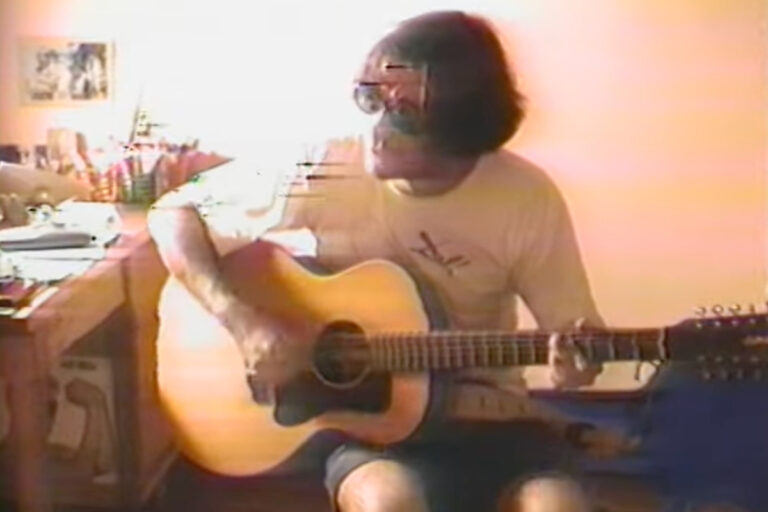 30 años de rock chileno: El registro en YouTube que muestra a Álvaro Henríquez de Los Tres tocando 