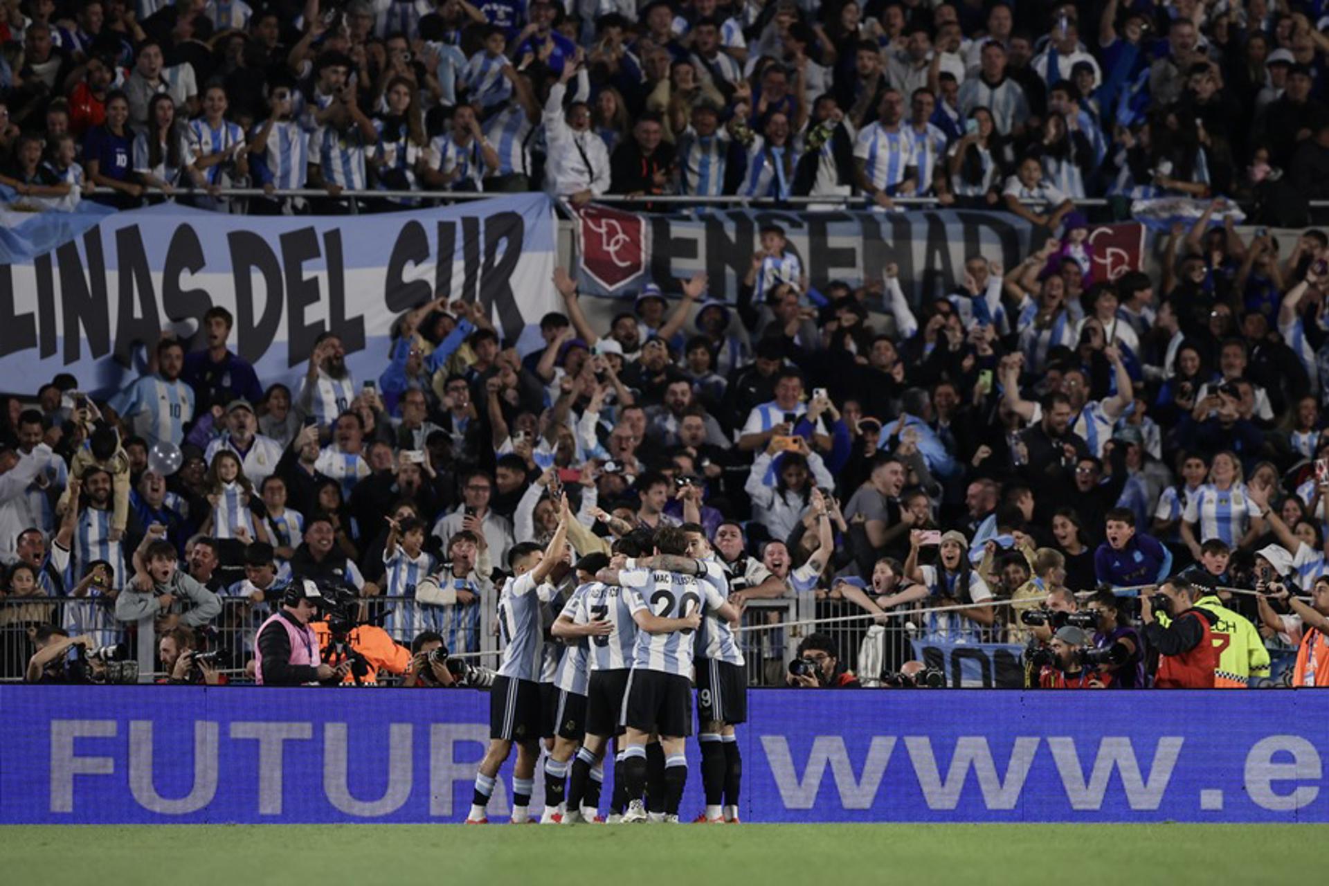 Jugadores de Argentina celebran un gol en un partido de las eliminatorias sudamericanas para el Mundial de 2026. EFE/ Luciano González