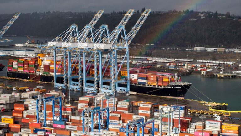 Trump retrasó aplicación de algunos aranceles a Canadá, luego de anunciar lo mismo con México