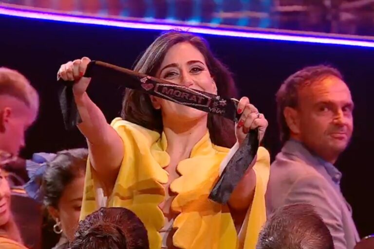 Macarena Ripamonti, cintillo en mano: el detalle de la alcaldesa de Viña con Morat en la última noche del Festival