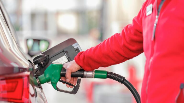 Alivio para el bolsillo: La fuerte baja que tendrán las bencinas de 93 y 97 octanos a partir de este jueves