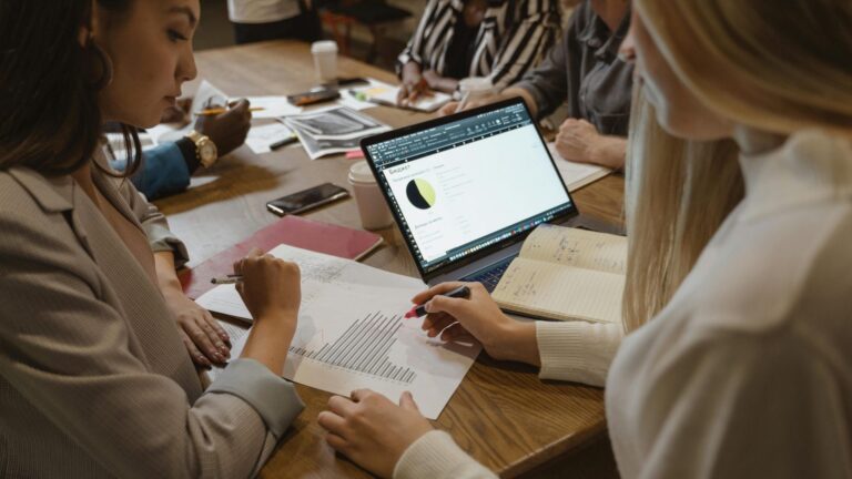 Presencia femenina en el mundo laboral: Participación promedio de mujeres en directorios se sitúa sobre un 20%