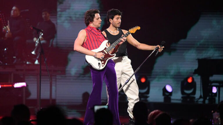 Sebastián Yatra sorprende subiendo a Lasso al escenario para interpretar 