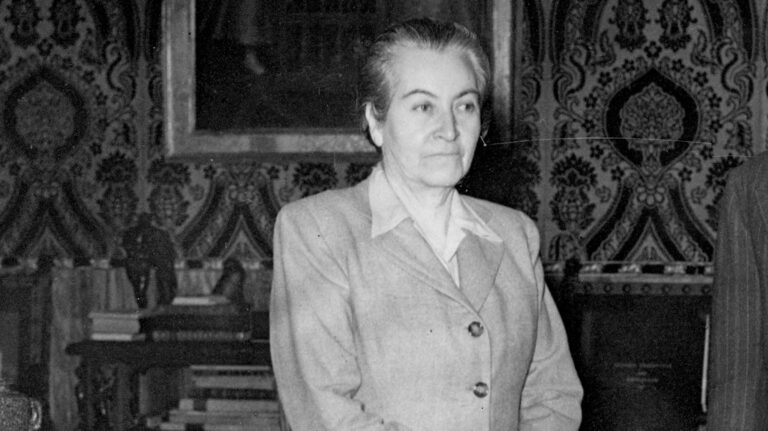 Movilh lanza campaña para erigir monumento a Gabriela Mistral en Plaza Italia