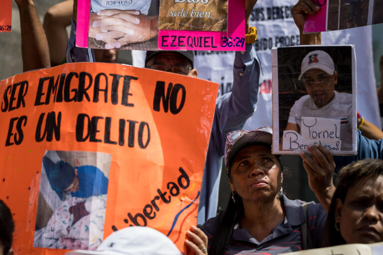 Familias venezolanas piden a la ONU actuar por migrantes enviados desde Estados Unidos a El Salvador