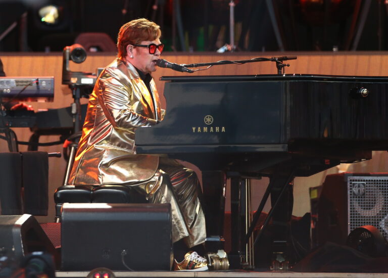 Rusia prohíbe la Fundación Elton John contra el VIH-Sida por “violar valores espirituales y morales” y 
