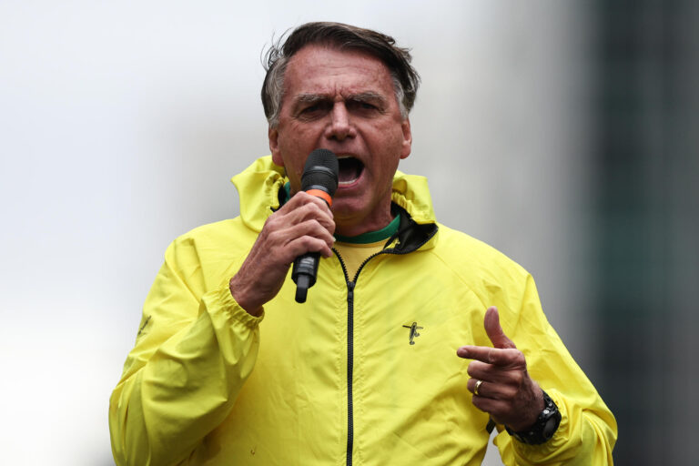 Bolsonaro es hospitalizado de urgencia por fuertes dolores abdominales: Hijo vincula malestar a la puñalada sufrida en 2018