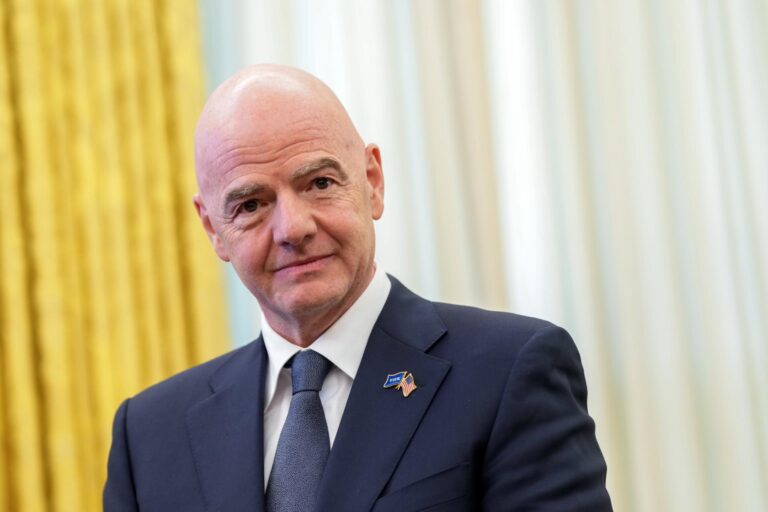 Escándalo de Colo Colo llega a la FIFA: Gianni Infantino condena los hechos de violencia y envía condolencias por muertes