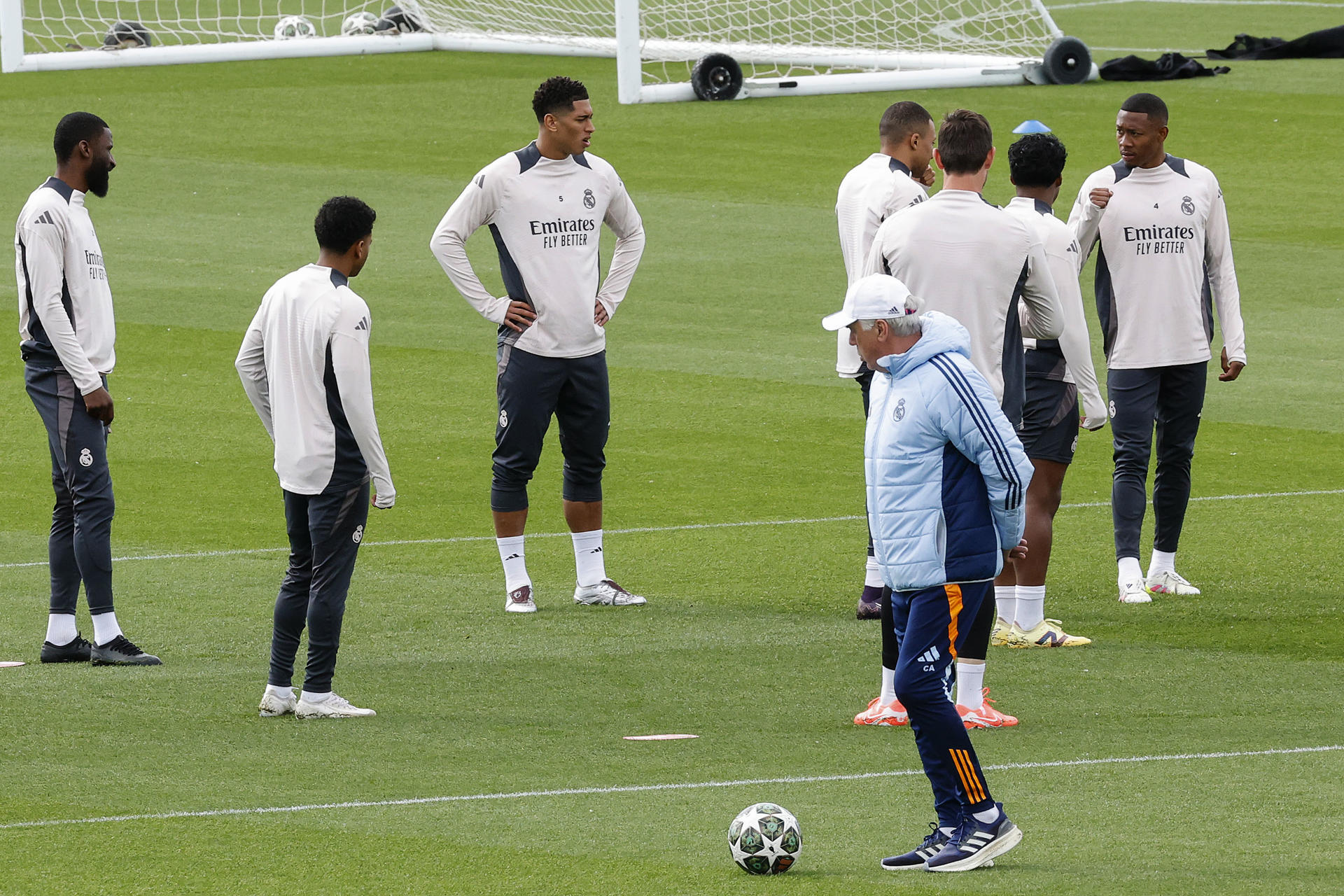 El entrenador del Real Madrid, el italiano Carlo Ancelotti, en el entrenamiento celebrado este martes en la Ciudad Deportiva de Valdebebas, en la víspera del partido de vuelta de cuartos de final de la Liga de Campeones ante el Arsenal. EFE/ J.P.Gandul
