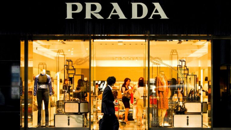 La casa de moda Prada anuncia adquisición de Versace por más de mil millones de euros