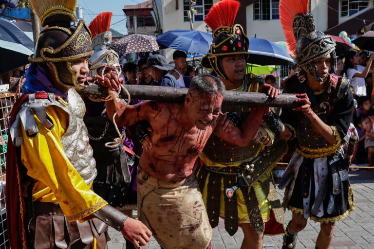 Crucifixiones y flagelaciones marcan el Viernes Santo en Filipinas, la nación más católica de Asia