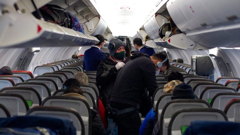 ¿Cómo prevenir coágulos de sangre durante viajes de larga distancia?: Cardiólogo entrega recomendaciones