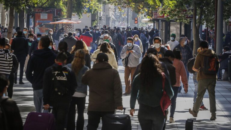 Estudio INE: La mitad de los chilenos ocupados percibió ingresos menores o iguales a $ 611 mil durante 2024