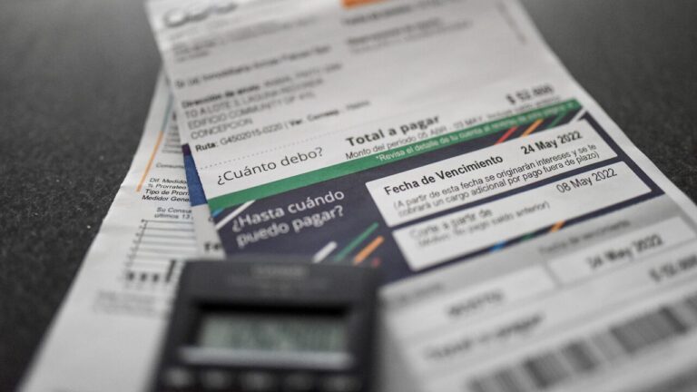 Por alza del precio del dólar: Cuentas de la luz sufrirán aumento de 7% durante el segundo semestre de 2025