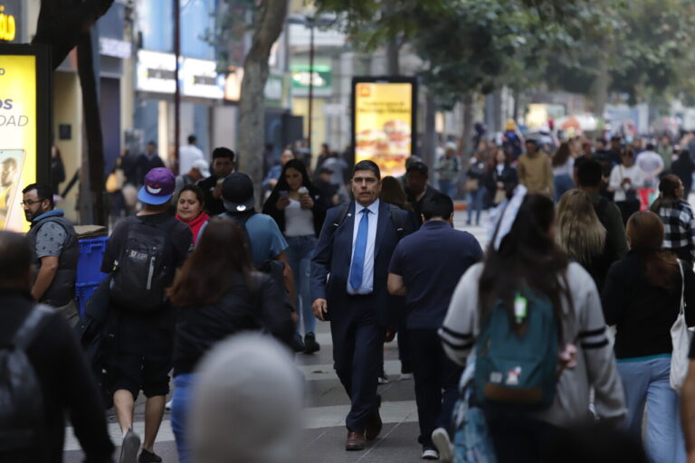 Imacec de febrero cae 0,1% arrastrado por el masivo corte de luz que afectó al país