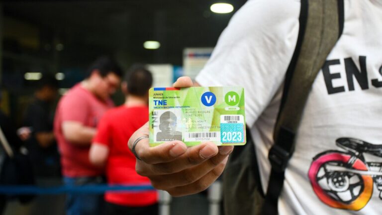 Autoridades llaman a estudiantes a renovar TNE: Sello morado estará vigente hasta el 31 de mayo