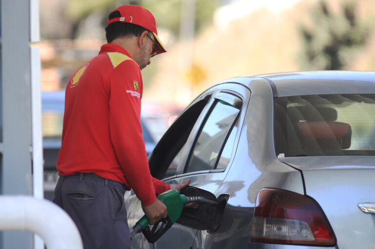 Bencina registra fuerte caída: 93 octanos baja más de $7 y diésel desciende casi $20