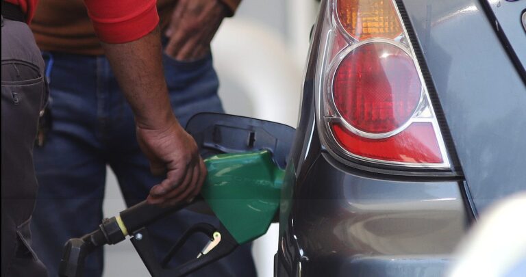 ¡Buenas noticias para el bolsillo! ENAP anuncia bajas de hasta -$9,9 en el precio de la bencina