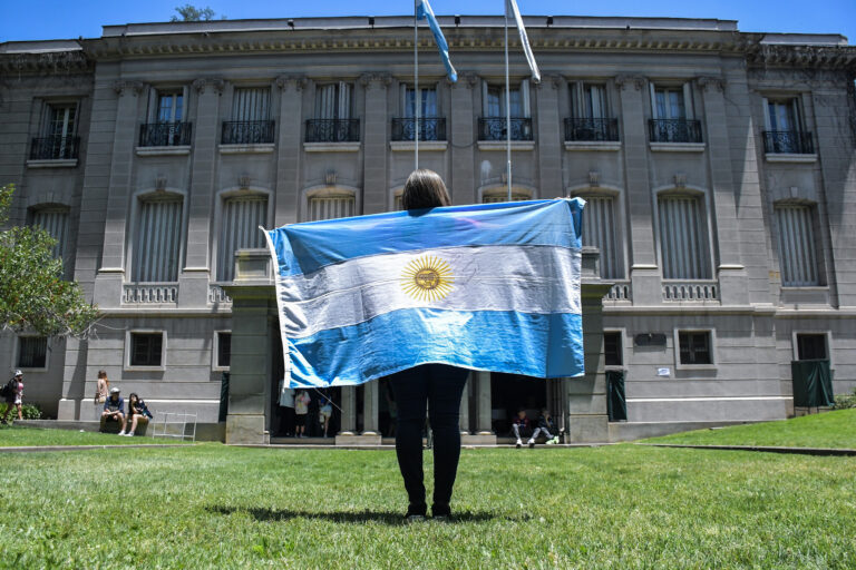 ¿Por qué más argentinos podrían venir a comprar a Chile tras el fin del cepo cambiario en Argentina?