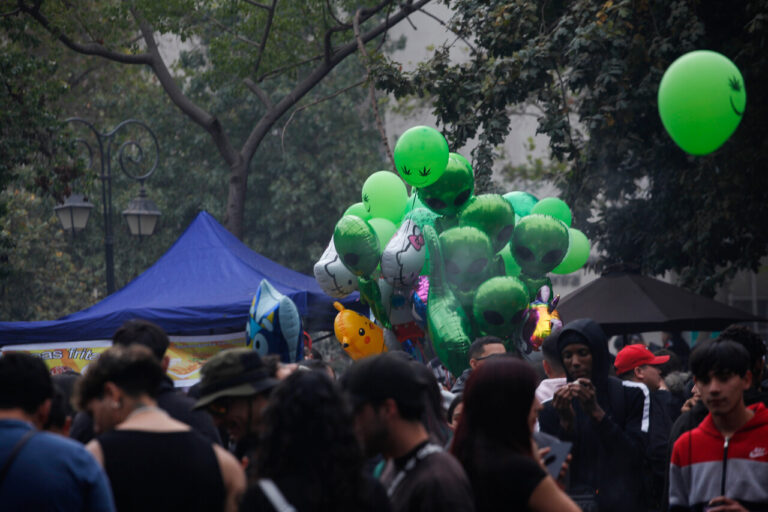 Carabineros interviene en el Parque Almagro durante la conmemoración del 