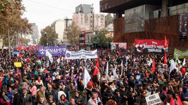 Marcha por el Día de los Trabajadores: Revisa los desvíos de tránsito en el centro de Santiago