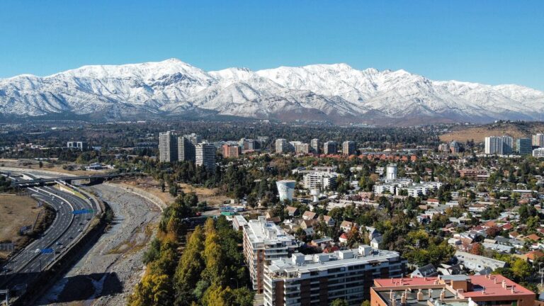 FMI ajusta a la baja expectativas de crecimiento para Chile: Proyecta 2% en 2025