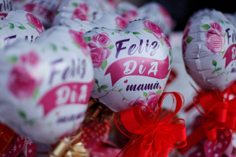 Regalos indispensables para el Día de la Madre: Tradición, significado y opciones para 2025