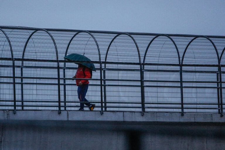 Sistema frontal dejará intensas lluvias y fuertes vientos en el sur del país: se esperan hasta 40 mm de agua caída en corto tiempo