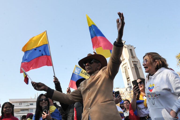 Chile trampolín de migrantes: País se consolida como punto clave en red migratoria latinoamericana, según estudio internacional