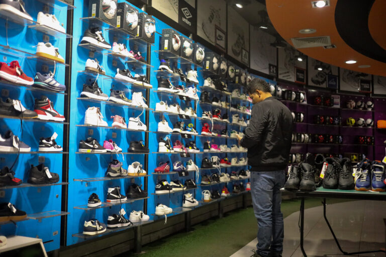 Con precios a la mitad, argentinos vaciaron outlets de Quilicura y gastaron más de 800 dólares en compras