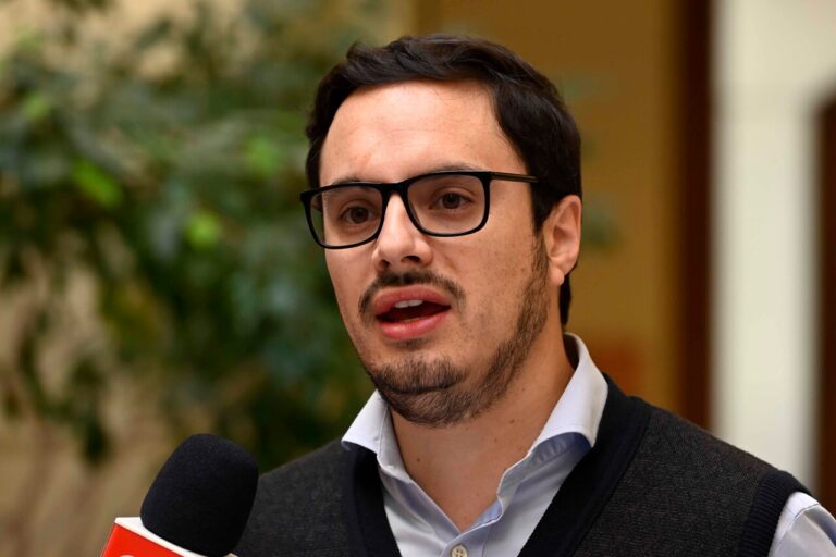 Sáez sobre ausencia de Pérez en votación clave de la Cámara: “No estoy de acuerdo con su decisión, pero la respeto