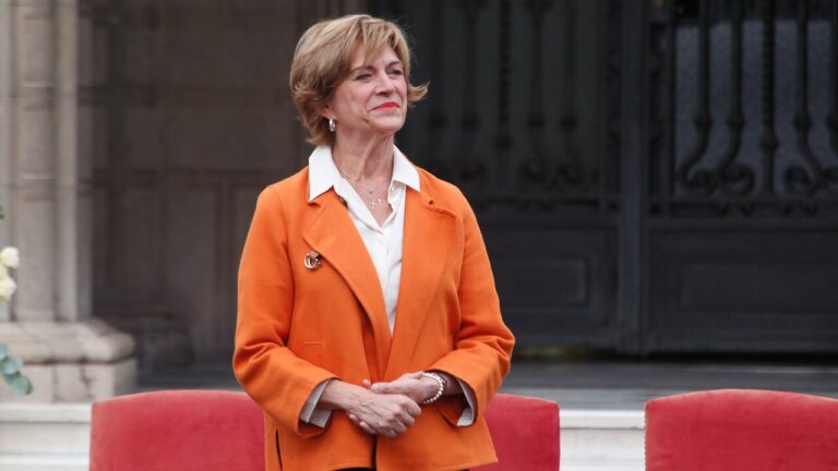 Matthei lidera intención de voto presidencial pese a baja de tres puntos, según Cadem