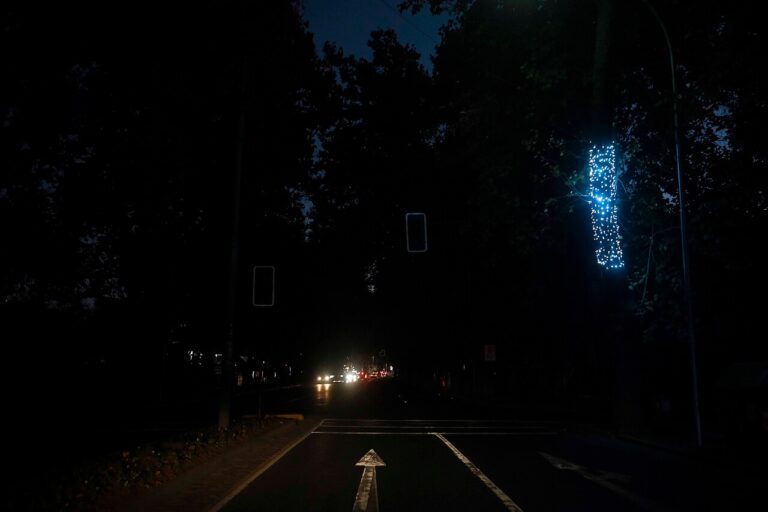 Contraloría acusa falta de acción de SEC: No fiscalizaron medidas técnicas ni apoyo a la ciudadanía tras cortes de luz en 2024