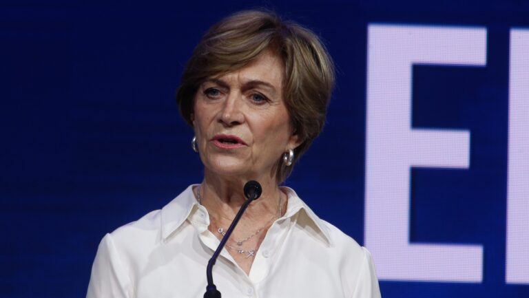 Evelyn Matthei fue al Estadio Nacional y denunció la nula existencia de cámaras: Recinto cuenta con 322 y una de ellas grabó su pauta