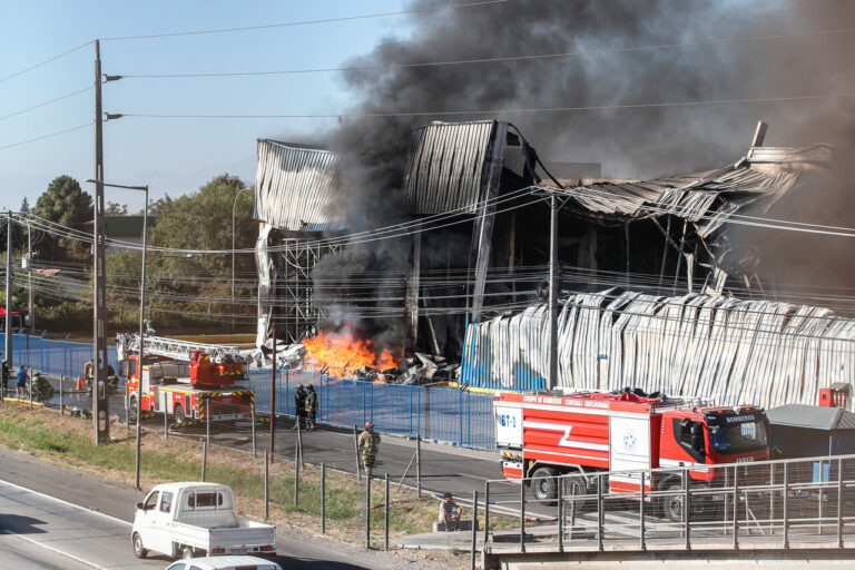 Municipalidad de Paine suspende clases para este martes tras incendio en planta frutícola