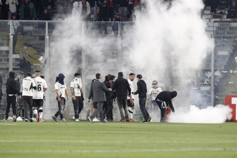 El 69% de los chilenos cree que la violencia en los estadios ha aumentado en los últimos cinco años, según Cadem