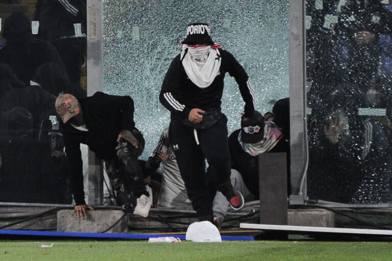 Caos en la Libertadores: Cancelan partido de Colo Colo contra Fortaleza tras ingreso de hinchas a la cancha
